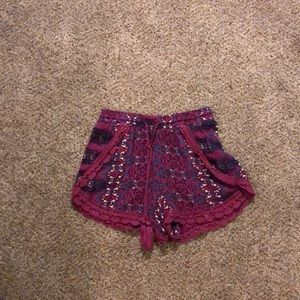 Patterned shorts with lace scalloped edges